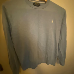 Polo tröja - Säljer här en fin ljusblå merinoulls tröja. Ganska liten i storleken men passar folk runt 160 +/- 