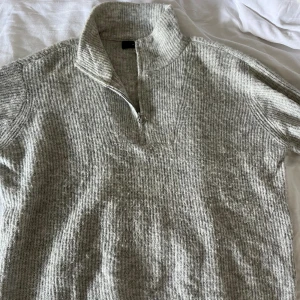 Grå stickad tröja - Jätteskön och fin stickad tröja med dragkedja vid halsen🤍 den är från veromoda i storlek M