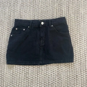 Svart lågmidjad jeanskjol - Säljer denna lågmidjade svarta jeanskjol ifrån pull and bear i storlek 34!💗
