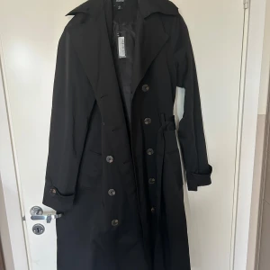 Trenchcoat - Oanvänd med prislapp trenchcoat ifrån Boohoo. Strl S