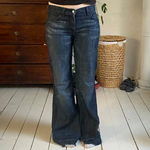 Utsvängda jeans - Snygga väldigt utsvängda jeans med lite slitning vid fötterna :)  Innerbenslängd: 81cm Midjemått tvärs över: 39cm