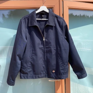Dickies Eisenhower jacket - Jacka från dickies som passar dig mellan 175-183  Priset inte hugget i sten 