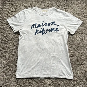 Maison kitsune t shirt - Säljer denna riktigt feta T-shirten ifrån maison kitsune! Den är nästan som ny inga defekter eller liknande! Färgen är en nyans av vit, riktigt snygg men säljer pga att den var lite stor på mig! Hör av dig vid frågor!