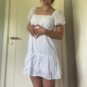 Klänning med knytning i ryggen - Oanvänd! - Säljer min vita klänning med knytning i ryggen från pull&bear. Perfekt till sommar å vår 😇 Aldirg använd, prislapp kvar. 