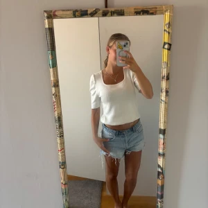 Vit topp🤍🫶🏽 - Så fin bas topp som passar till precis allt. Super fint och mjukt material och fina detaljer gud axlarna! Älskar denna toppen! Passar xs-m🤍✨🌸