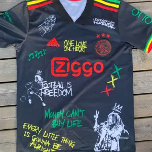 Säljer denna Ajax x Bob Marley tröja i storlek S. Den har aldrig blivit använd. Skick 10/10 