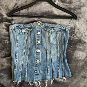Jeanskorsett  - Använd bah en gång. Storlek M passar även de som har S i storlek då jag har det:) pris kan diskuteras ❤️