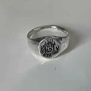 Silverring i zinc legering som har diametern 1,7cm. Köp gärna med köp nu!