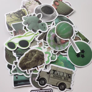 48st gröna klistermärken/stickers, pyssel, scrapbooking  - Klistermärken/stickers  Färg: grön Antal: 48st  Skick: oanvända  Kul att använda till pyssel, scrapbooking och annat 