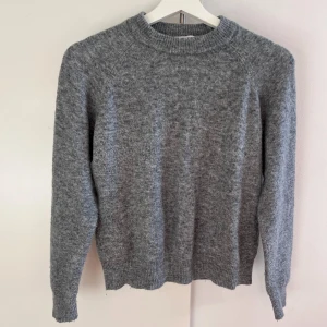 Stickad tröja från ZARA  - Jättebra skick och perfekt plagg som passar med allt! 