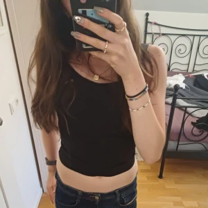 Svart puma linne - Ett svart puma linne, linne små räflat där fram, fint till sommaren!😊 Använd ett par gånger utan defekter. Lite cropad💞