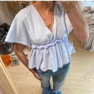blus  - säljer samma blus som första bilden fast långärmad💞💞Bild 2 och 3 är mina! Tryck på köp nu!
