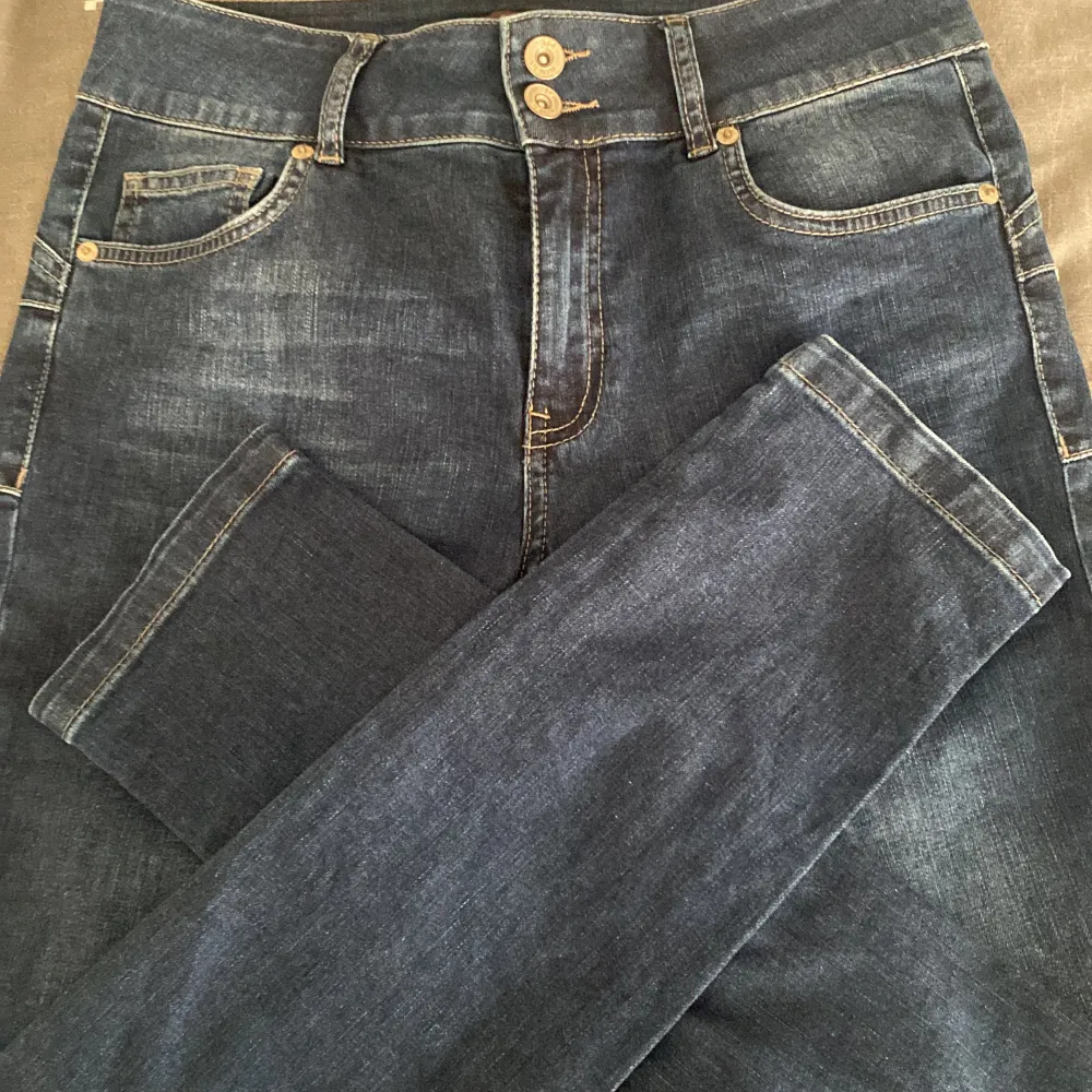 Säkert mina gamla skinny jeans från ellos, dem är i super bra skick och passar en med storlek S/M. Jeans & Byxor.