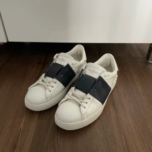 Valentino Open strl 43 - Säljer dessa Valentino Opens. De är svarta och storlek 43, men passar även 42. De är lite använda men de ser nästan nya ut. Smått creasade vid Toe capen men inget som märks. Morsan slängde skolådan så de skickas i en annan, därav priset. 