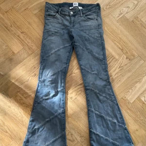 Jeans  - Säljer dessa jeans med coola detaljer på! Skriv vid intresse eller frågor!