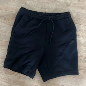 Nike tech fleece shorts M - Nike tech fleece shorts köpta förra sommaren men knappt använt dem