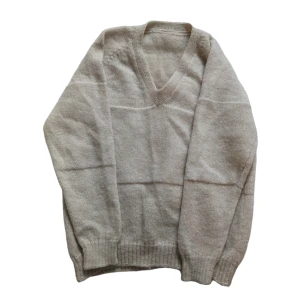 Beige stickad tröja  - Jätte söt stickad tröja, vet inte var den är ifrån i bra kvalitet!