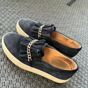 fina skor - storlek 38, kan va lite stora i storleken. men annars super fina och bekväma 