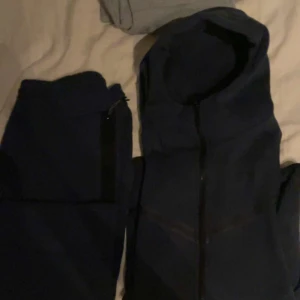 Nike tech dress - Byxorna är helt nya oanvända. Tröjan har använts flera gånger.  Pris kan diskuteras 