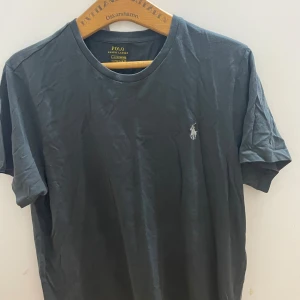 Polo T-shirt  - En polo T-shirt med väldigt tunn och skön material 