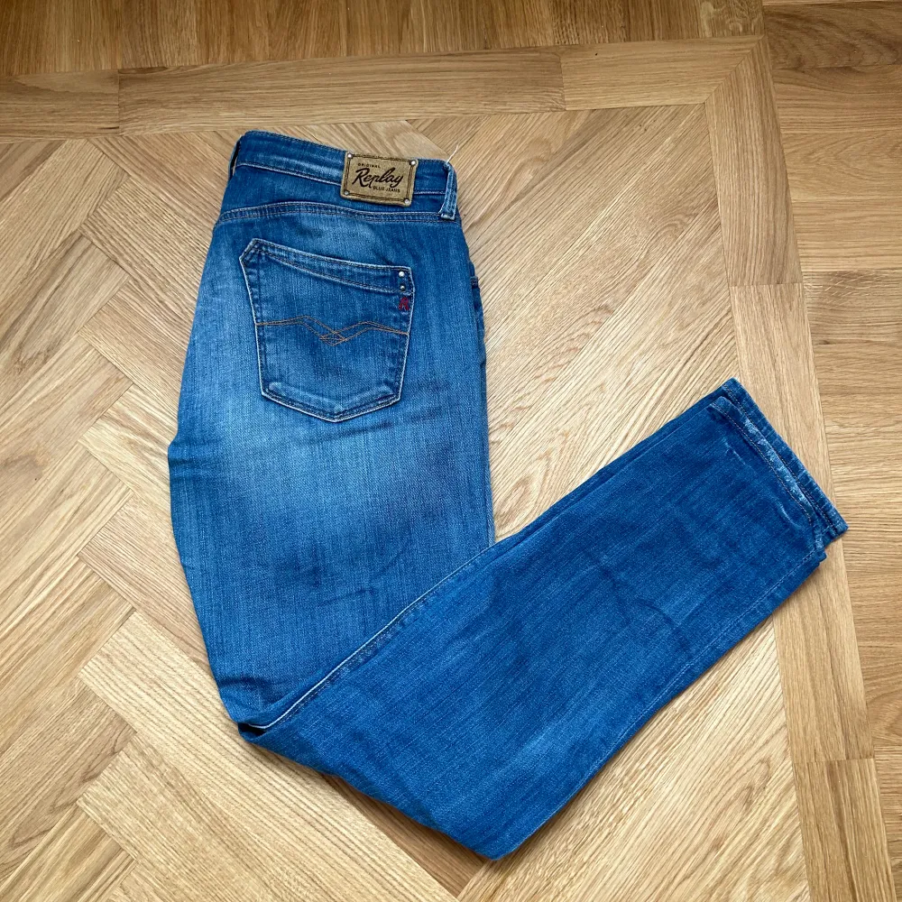Snygga replay jeans i nästan nyskick. Waist 30 Lenght 32 Skriv bara om ni har frågor!. Jeans & Byxor.