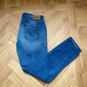 Replay Blue Jeans 30/32 - Snygga replay jeans i nästan nyskick. Waist 30 Lenght 32 Skriv bara om ni har frågor!