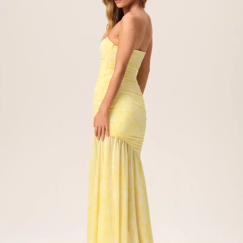 Jättefin Adoore klänning, bara använd en gång på ett bröllop. Limoges Dress Storlek 36  En vacker gul klänning med ett vackert mönster. Klänningen är perfekt för en fest eller en speciell tillställning.  Nypris 1 699kr. Klänningar.