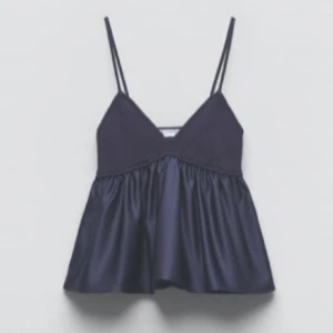 Populär zara topp - Säljer denna populära zara topp som tyvärr aldrig kommit till användning💕 passar Mia som har xs-s!