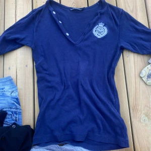Vintage Ralph Lauren top - Sportig vintage top från Ralph Lauren. Köpt secondhand. Storlek S och v-ringad.
