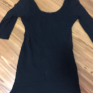 Festklänning med mesh flera ställen - bra skick, vet ej storlek men känns som en S/M. Den har mesh/spets på baksida och på sidan av klänningen samt armen. Den är väldigt fin och passar perfekt till utekvällar.