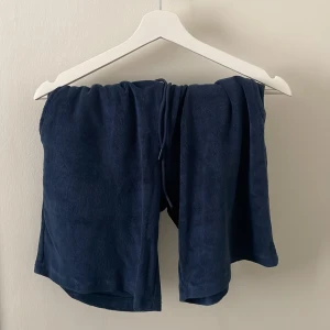 Frottéshorts - Marinblåa frottéshorts från Jack and Jones. Helt nya och aldrig använda som kommer vara otroliga nu på sommaren. Strl S men passar även M. Nypris på dessa var 499kr så en riktigt fin deal! Hör av er vid frågor!