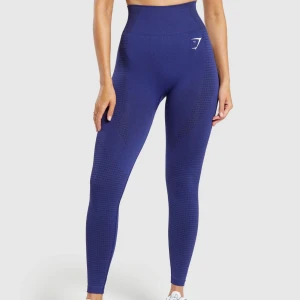 Gymstark tights  - Mjuka, o jättefina tights från gymshark som bara tar plats.  Använda 2 ggr.  mycket bra skick.  Nypris: 549kr 