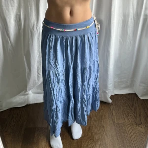 Blå långkjol - Blå stretchig långkjol med tillhörande ”bälte”, köpt på marknad utomlands. Jag är 176 cm 💓