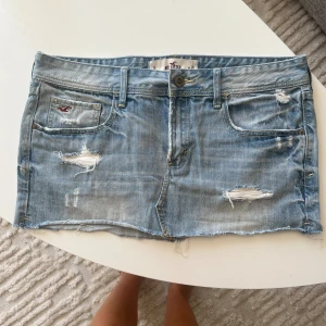 Jeanskjol - Skitsnygg jeanskjol från hollister i storlek 29 (M), brukar ha xs/S och den är för stor för mig 