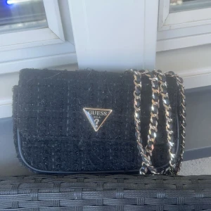 Super fin Guess väska  - Super fin väska i fint skick inga skador och använd fåtal gånger, nypris ca 1100kr, priset kan diskuteras