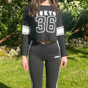 Tokyo tröja - Modell: 1,55 cm  Tröjan är i bra skick! 