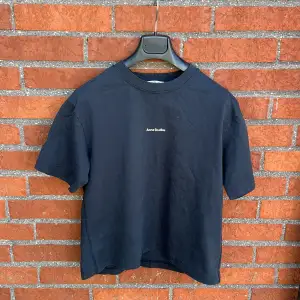 Skit cool t-shirt från Acne studios i en urtvättad svart färg, perfekt till en varm sommardag. Något oversized modell. Nypris 2 400kr