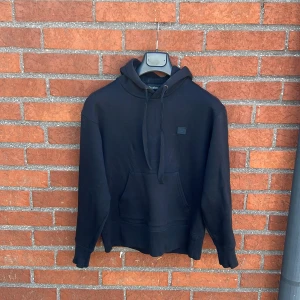 Acne studios hoodie - Tidlös hoodie i svart från Acne studios. Perfekt både till en sommarkväll och vintern! Nypris 3 200kr