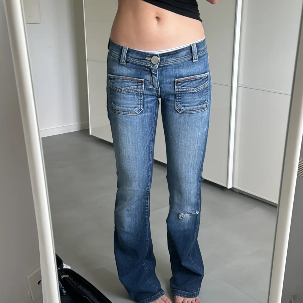 Jättefina lågmidjade jeans🥹 Midjemått 77 och innerben 85🤗Såå fina och populära. Jeans & Byxor.
