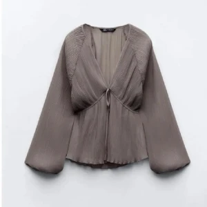 Zara blus - Säljer denna jätte fina slutsplds blusen från zara!!💖💖💖 Storlek XS