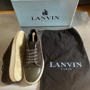 Lanvin strl42 - Tjena säljer mina lanvin i uk 7 som passar 42-43 dom är i 7av10 skick är en liten slitning men inget märkvärdigt.captoe mörk grön priset kan gå ner i pris vid snabb affär om ni undrar något så är det bara att kontakta 😀
