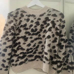 Stickad tröja  - Superfin stickad leopard tröja i strl Xs.
