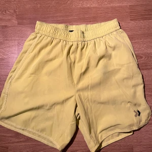 Coola gula badshorts  - Fint skick och cool färg🏖️
