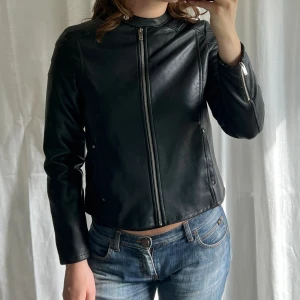 Skinnjacka - Svart jacka i skinnimitation från Up2Fashion. Inga defekter 💓