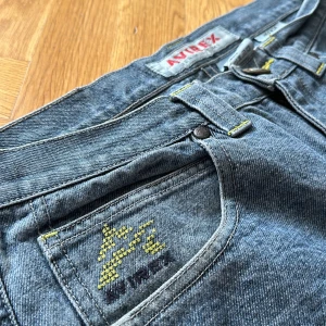 Baggy jeans - Baggy jeans av AVIREX, brodering på ena fickan, bra skick