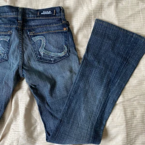 low waist bootcut jeans - supersnygga low waist bootcut jeans med glitter/stenar på fickorna! stl 28  annonsen ligger ute på både plick och vinted🫶