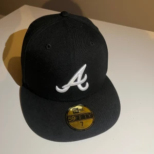 New era keps - New Era Keps ⚫️❗️ Helt ny, endast 250 kr, stickern kvar. Storlek 7 (55,8 cm). DM för fler frågor/bilder 📩✔️ 