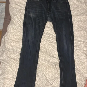 Acne studios jeans  - Nästan i nysckik har aldrig använts storlek 33/30 är modell straight och är mörk blå. Ny priss 799kr jag säljer för 250kr