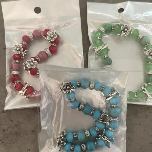 Armband  - Det finns Flera färger, jättefina och gulliga armband. Lågt pris