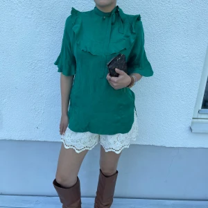 SANDRO blus  - Grön blus från Sandro med volanger i axlarna och knyte i halsen🤍Jag bär storlek 1, sitter bra på mig som har S. (Vid intresse finns fler produktbilder)